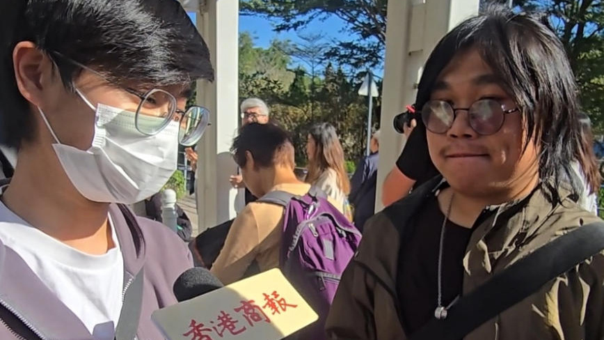 宏福苑大火｜大批市民自發(fā)到宏福苑外圍獻花 悼念死難者