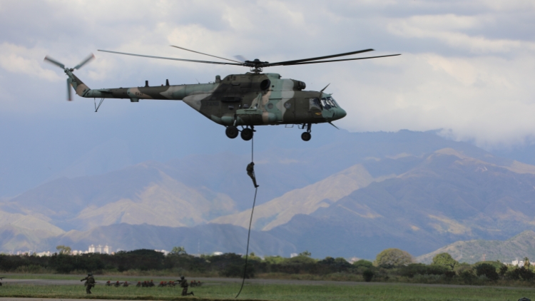 委內(nèi)瑞拉啟動(dòng)所有多邊機(jī)制應(yīng)對「美國封鎖空域」 美國指將通過陸路打擊「毒販」