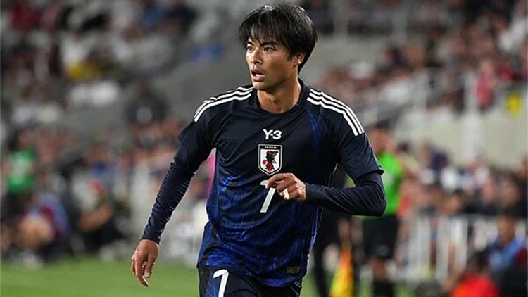 日本國腳手持「日本二戰(zhàn)最後投降士兵」照片合影 英超球隊道歉