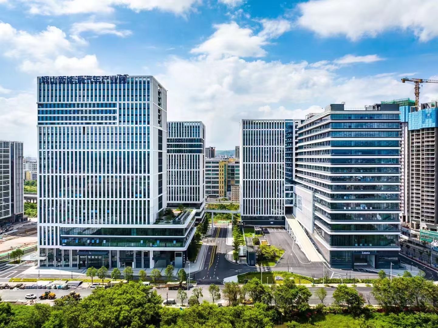 新能源汽車產(chǎn)業(yè)在深圳坪山這個(gè)園區(qū)得到集群式發(fā)展