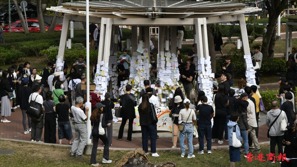 宏福苑大火｜【多圖】工作日不減熱心 市民到大埔向受災(zāi)居民及遇難者表達(dá)心意