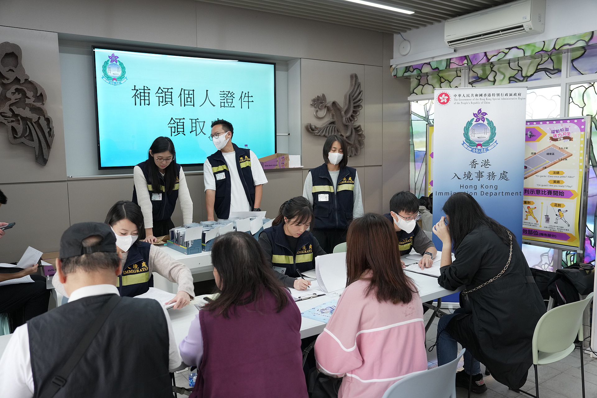 有片〡宏福苑大火：入境處連續(xù)6日為受災居民辦理證件