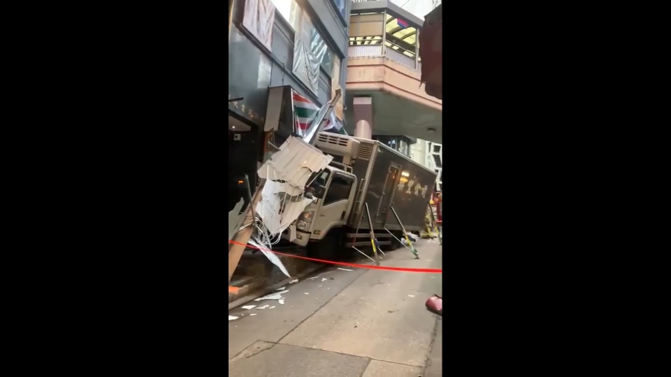 有片 | 中環(huán)有運(yùn)豬車(chē)剷上行人路撞毀便利店 一名顧客走避不及受傷