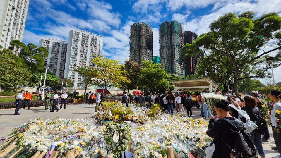 宏福苑大火 | 今日為宏福苑火災(zāi)罹難者頭七 逾百市民到場(chǎng)獻(xiàn)花悼念