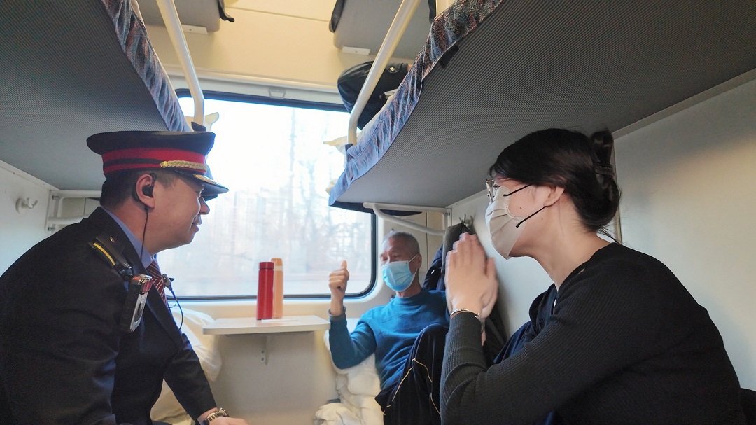 寒冬暖途！Z14次乘務(wù)組全程守護重病老人，用善意暖人心