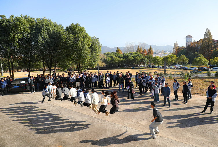 團(tuán)結(jié)·協(xié)作·奮進(jìn) 皖歙縣經(jīng)開區(qū)舉辦「聚·光」趣味運(yùn)動(dòng)會(huì)