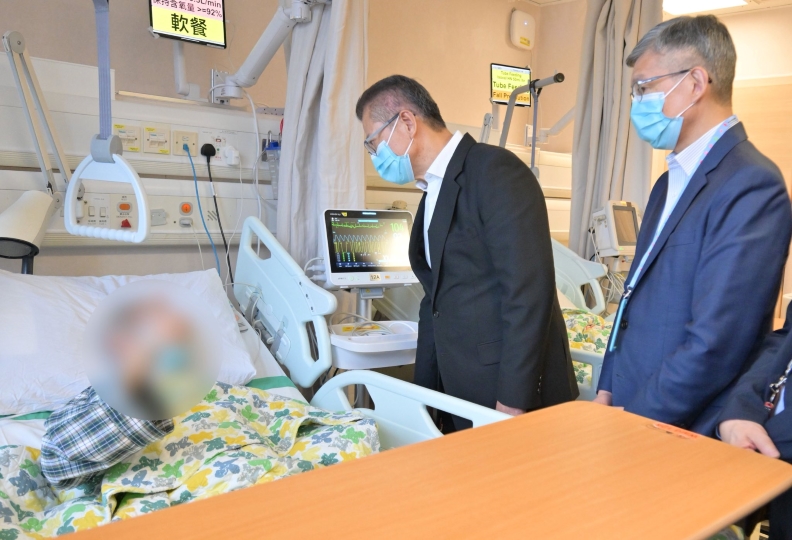 宏福苑大火 | 陳茂波到醫(yī)院探望傷者 並向遇難者家屬了解情況