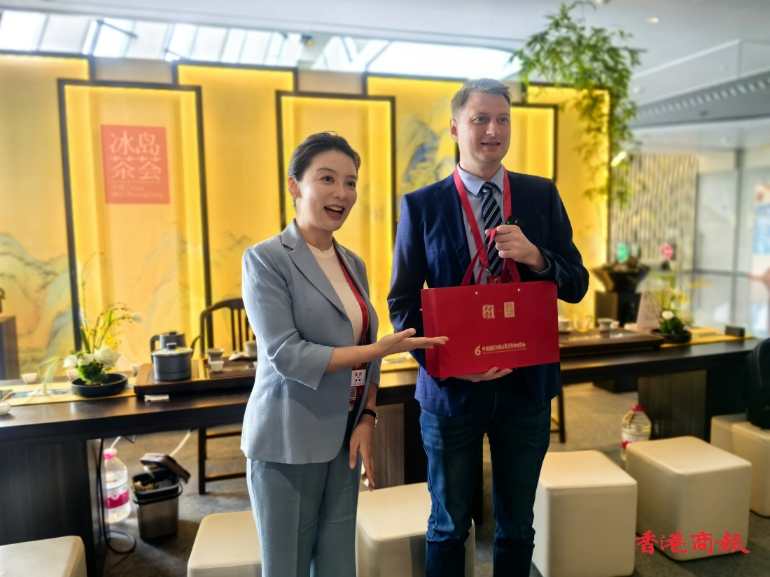 【讀懂中國】俄羅斯網(wǎng)紅德米日·多羅寧品「冰島」中國雙江冰島茶薈周琦：讓雲(yún)南普洱茶更標準姿態(tài)走向全球市場