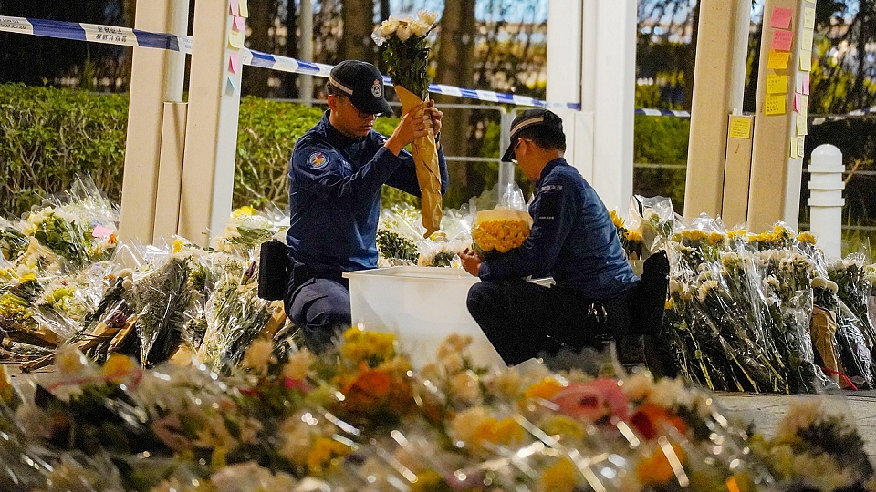 有片〡【宏福苑大火】民安隊協(xié)助重置用作悼念鮮花