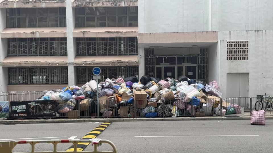 有片〡【宏福苑大火】 網(wǎng)傳物資過(guò)盛淪為「垃圾」 需清潔工人清理