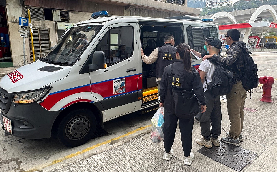 警葵涌搗無牌牙醫(yī)診所 放蛇拘一男檢牙模