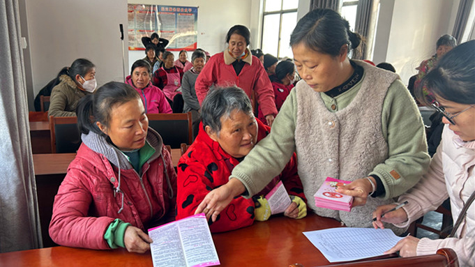 【黃山「鎮(zhèn)」能量】皖黟縣宏潭：「家常話」普法潤(rùn)?quán)l(xiāng)野  「小分隊(duì)」護(hù)航暖人心