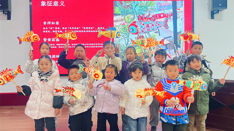 親子共樂文脈綿長(zhǎng)  皖祁門非遺魚燈鬧社區(qū)