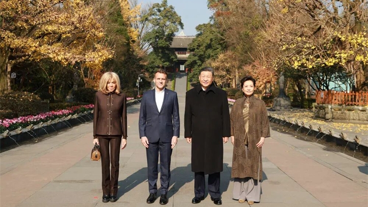 國家主席習(xí)近平同法國總統(tǒng)馬克龍在成都進(jìn)行友好交流