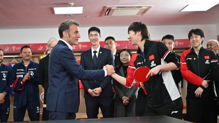 馬克龍揮拍成都 「小球」?fàn)縿印复笄颉? title=