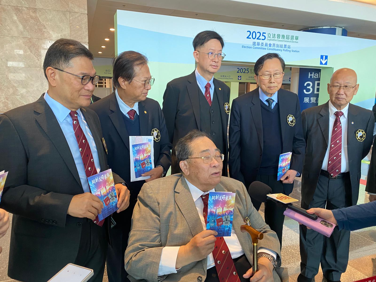 選委會界別投票站現(xiàn)場氣氛熱烈