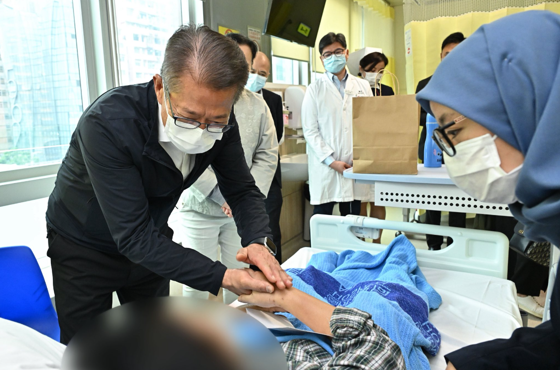 宏福苑大火丨陳茂波走訪災(zāi)區(qū)探望災(zāi)民：必須補漏洞避免慘劇再發(fā)生