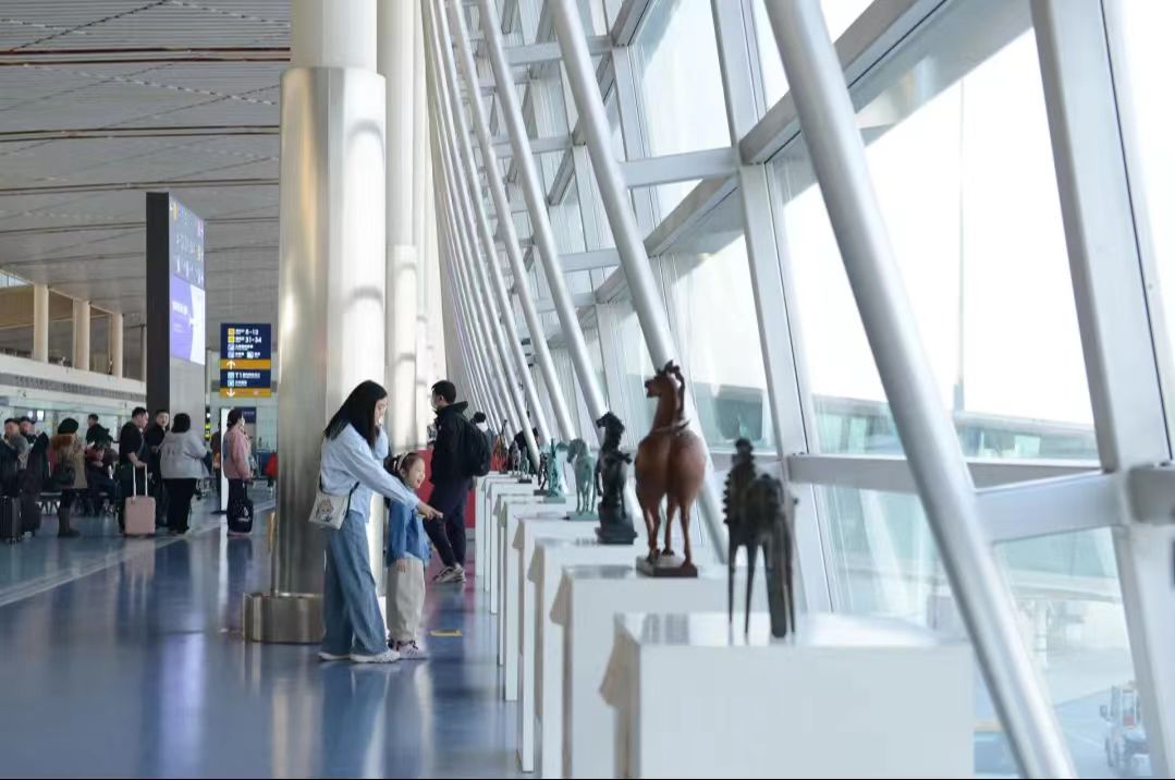 山西宇達(dá)「馬到成功」青銅雕塑藝術(shù)全國(guó)巡展在運(yùn)城鹽湖國(guó)際機(jī)場(chǎng)首展