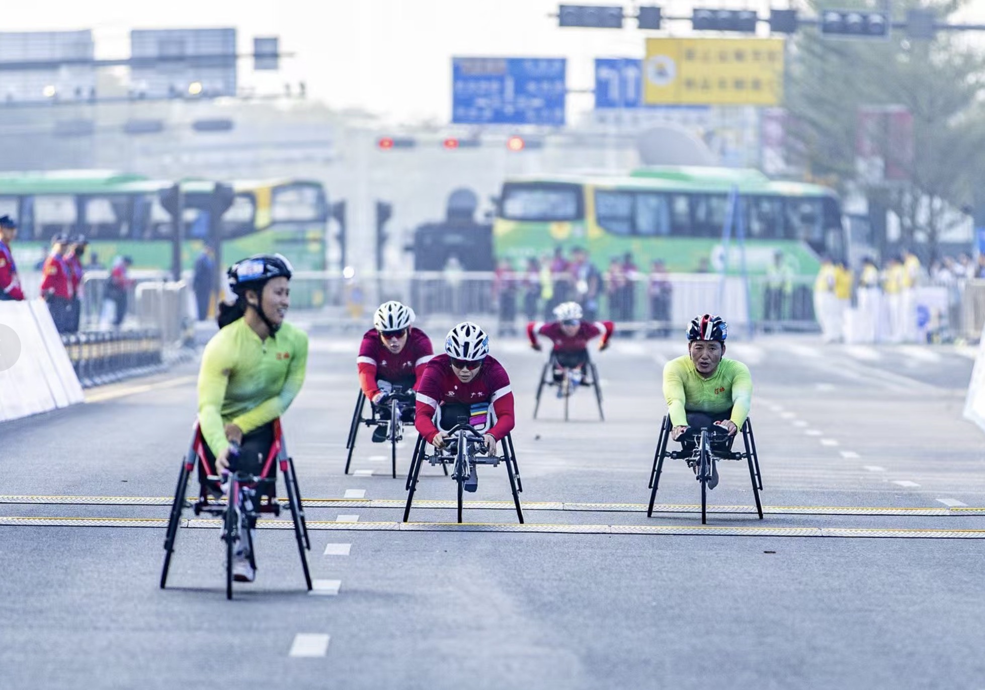 有片丨「雙馬」齊驅(qū)耀鵬城 山海賽道見證自強與融合