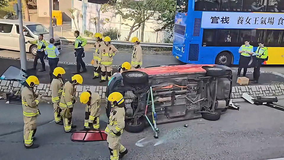 有片〡尚德邨迴旋處兩車相撞 的士翻側(cè)交通嚴(yán)重擠塞