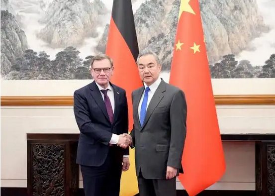 王毅：臺灣地位已被「七重鎖定」