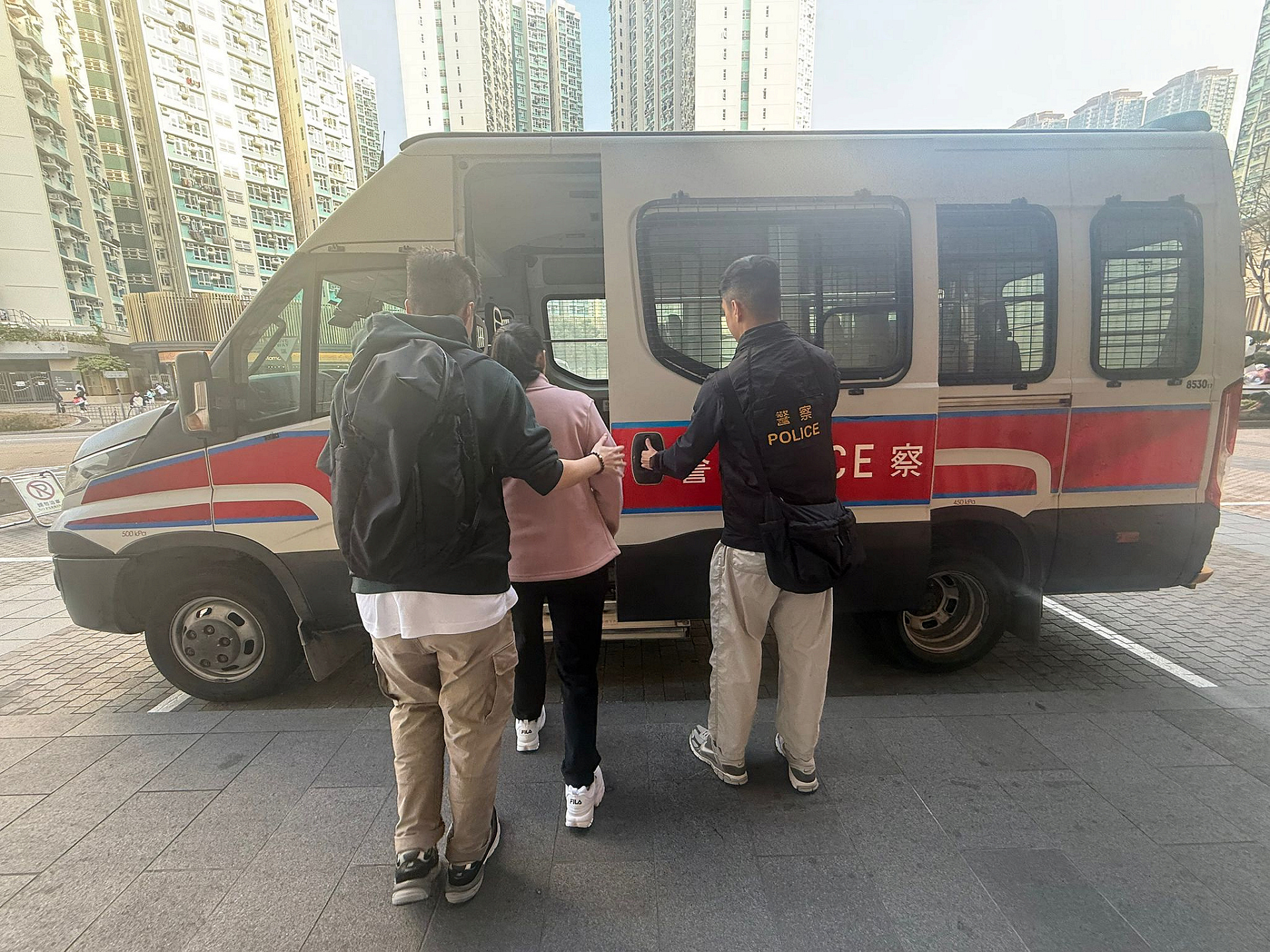 警方東涌破無牌按摩院 拘捕兩名中年婦