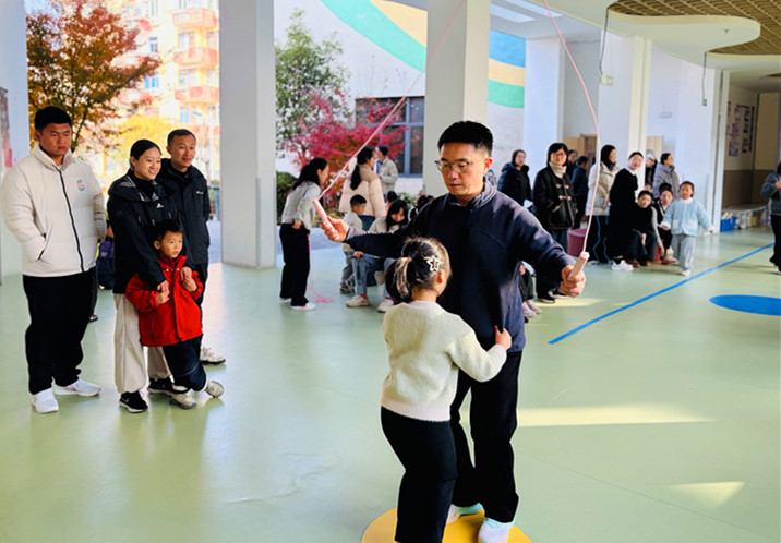 默契「同步跳」 溫馨「愛心搖」 皖黟縣家長與孩子共享運(yùn)動時(shí)光