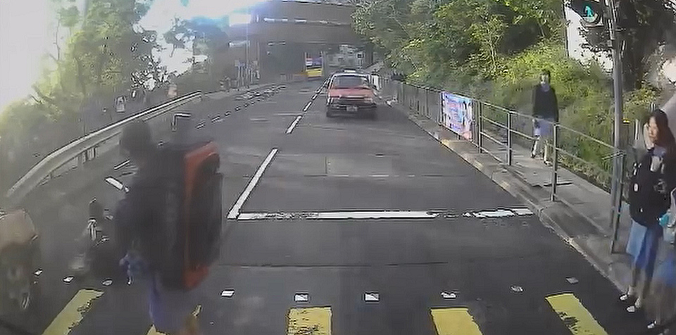 有片〡香港仔女學(xué)生過馬路捱撞 的士疑衝燈遭網(wǎng)民譴責(zé)