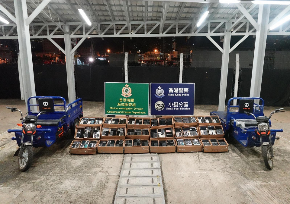 水警海關(guān)東涌反走私 檢45萬元手機(jī)零件