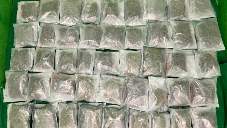 海關(guān)機(jī)場(chǎng)檢270萬元大麻及未完稅香煙 拘1名曼谷抵港男子