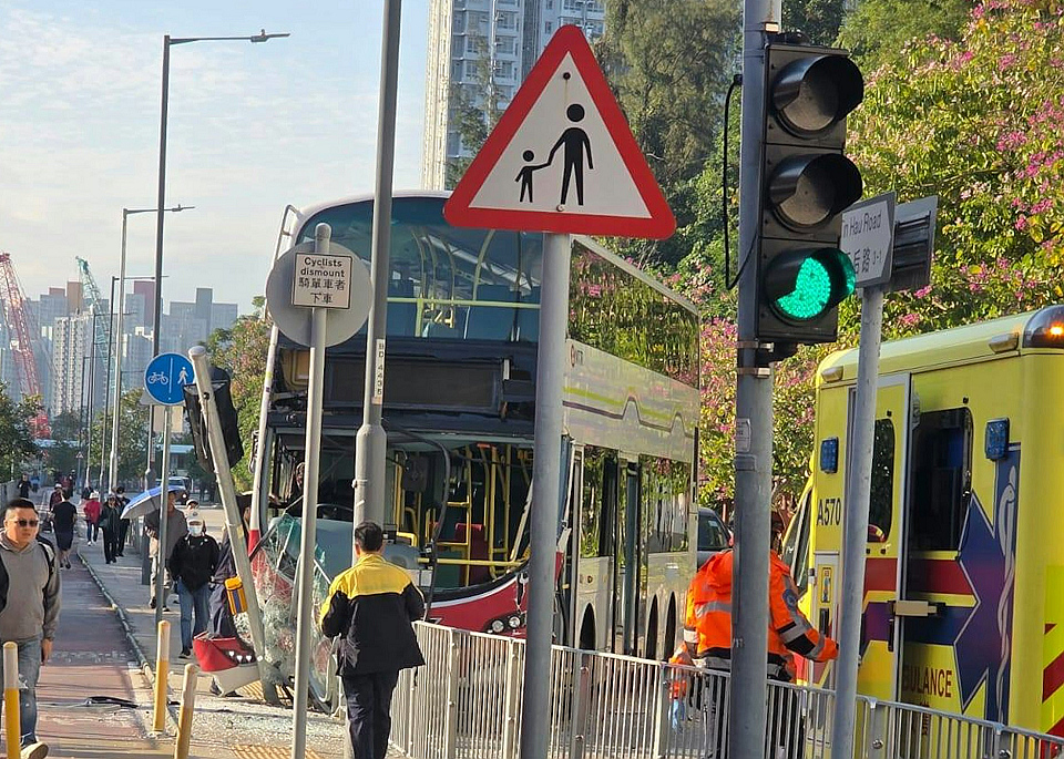 屯門天后路巴士校巴相撞 6人受傷包括4學(xué)童