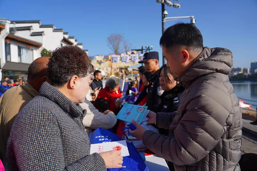 皖屯溪區(qū)：小市集藏大溫暖 黨建紅引新治理
