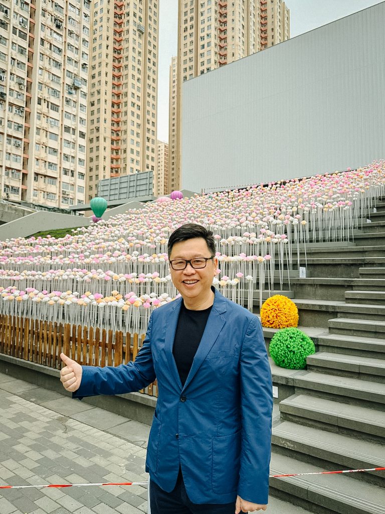 觀塘區(qū)議員吳承華亦前來看花海。