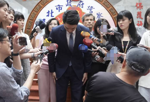 臺北市幼兒園性侵案受關(guān)注，臺北市長蔣萬安（中）19日向幼兒園孩童家長鞠躬道歉。圖自臺媒