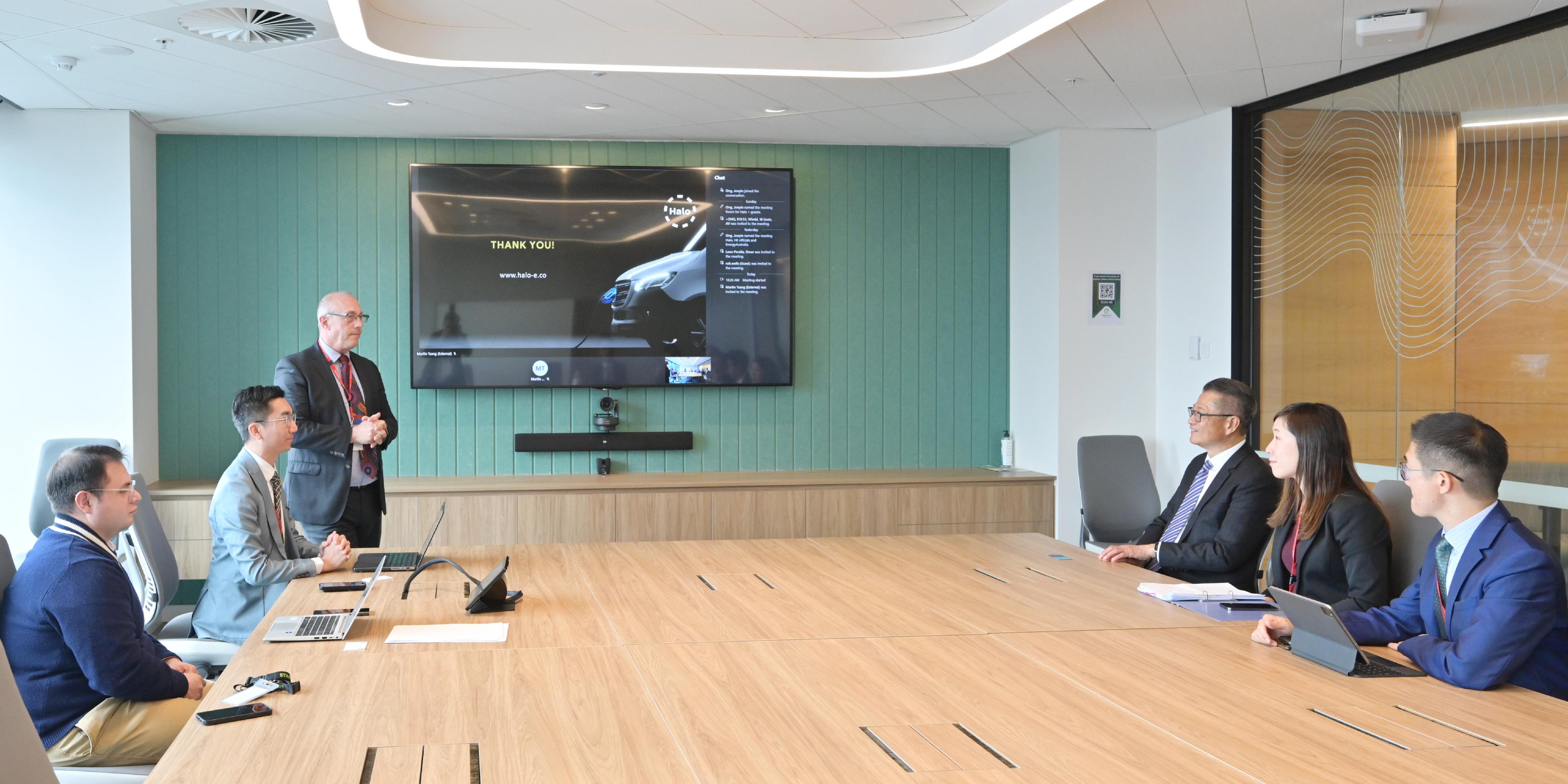 財(cái)政司司長(zhǎng)陳茂波今日（墨爾本時(shí)間九月三日）在澳洲墨爾本與一家港資電動(dòng)汽車充電營(yíng)運(yùn)商以及其澳洲夥伴會(huì)面。圖示陳茂波（右三）聽取該企業(yè)的代表介紹其電動(dòng)車充電服務(wù)和解決方案。
