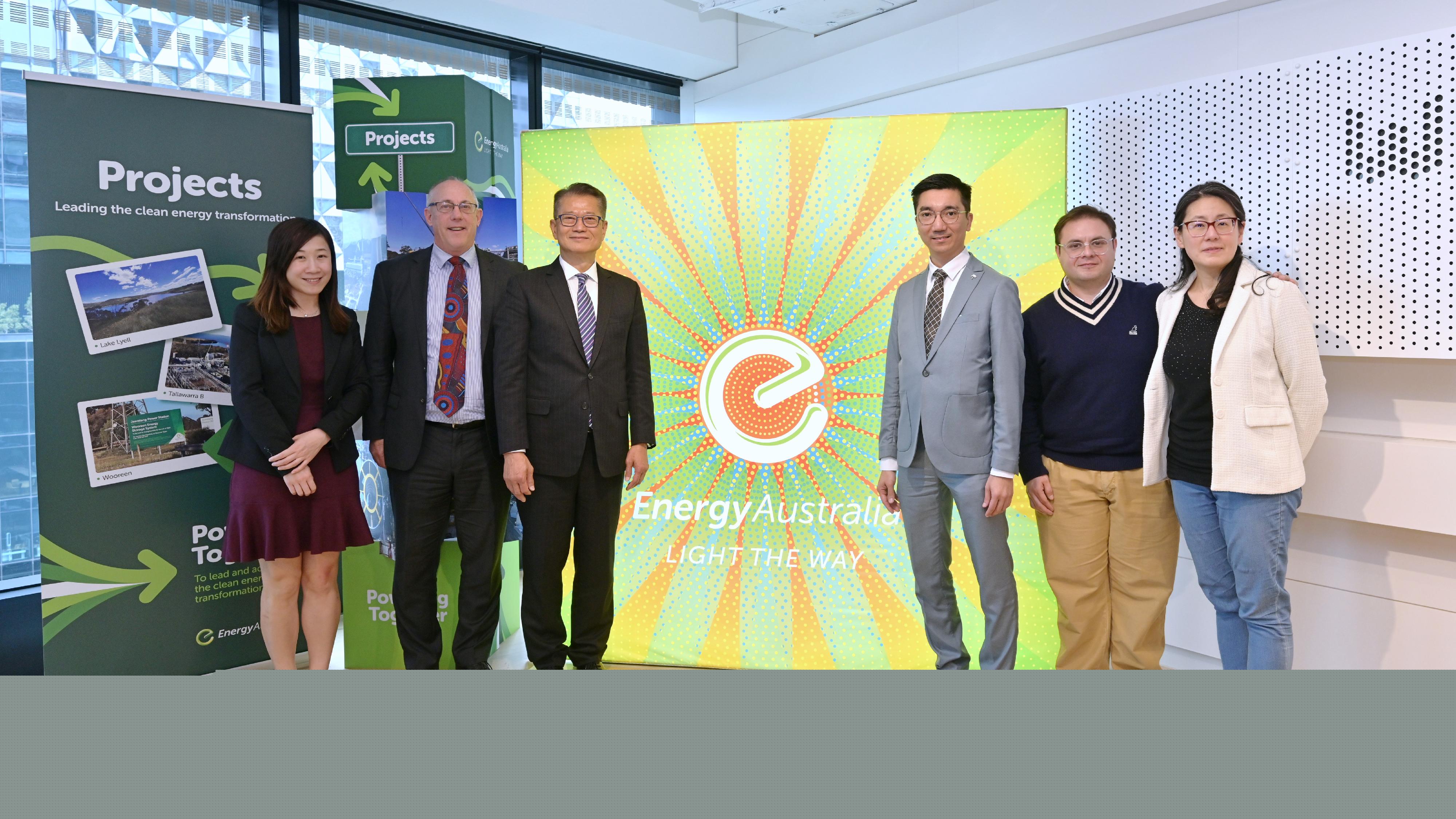 財(cái)政司司長(zhǎng)陳茂波今日（墨爾本時(shí)間九月三日）在澳洲墨爾本與一家港資電動(dòng)汽車充電營(yíng)運(yùn)商以及其澳洲夥伴會(huì)面，了解其電動(dòng)車充電服務(wù)和解決方案。圖示陳茂波（左三）與該企業(yè)的代表合照。