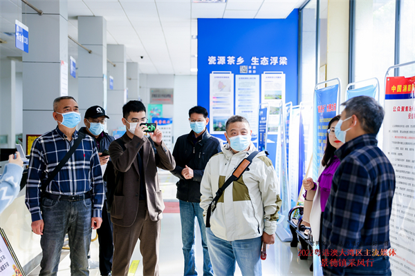 圖二 媒體團(tuán)在浮梁縣行政服務(wù)中心采風(fēng) - 復(fù)件.jpg