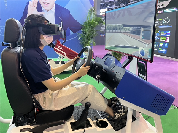 圖2：博覽會現(xiàn)場，精彩的VR產(chǎn)品吸引了大批觀眾前往體驗.jpg
