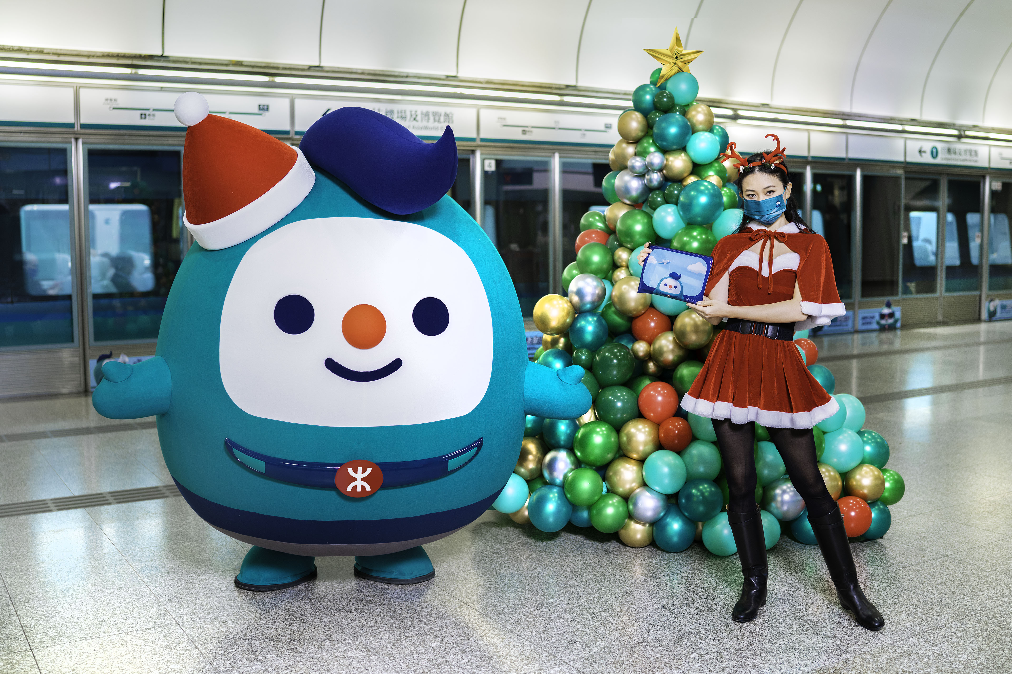 圖六：機鐵仔將會係機場快線香港站、九龍站及青衣站快閃現(xiàn)身，大派限量版精品套裝與大家歡度佳節(jié)，每套精品套裝有齊出門必備防疫物品，先到先得，送完即止。.jpg