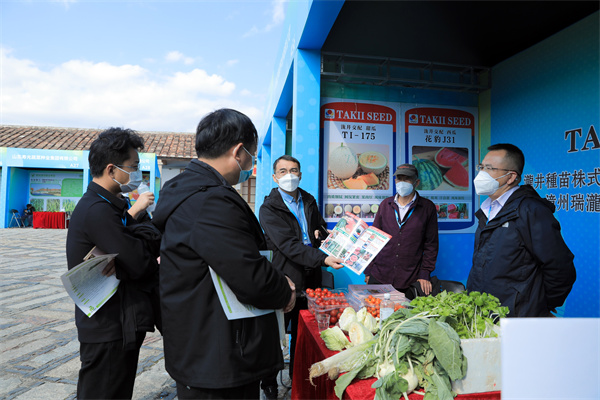 參會(huì)者相互交流技術(shù) 攝影 林木陽.jpg