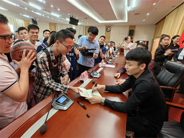 3、徐杰與博羅球迷互動 - 復(fù)件(1).jpg