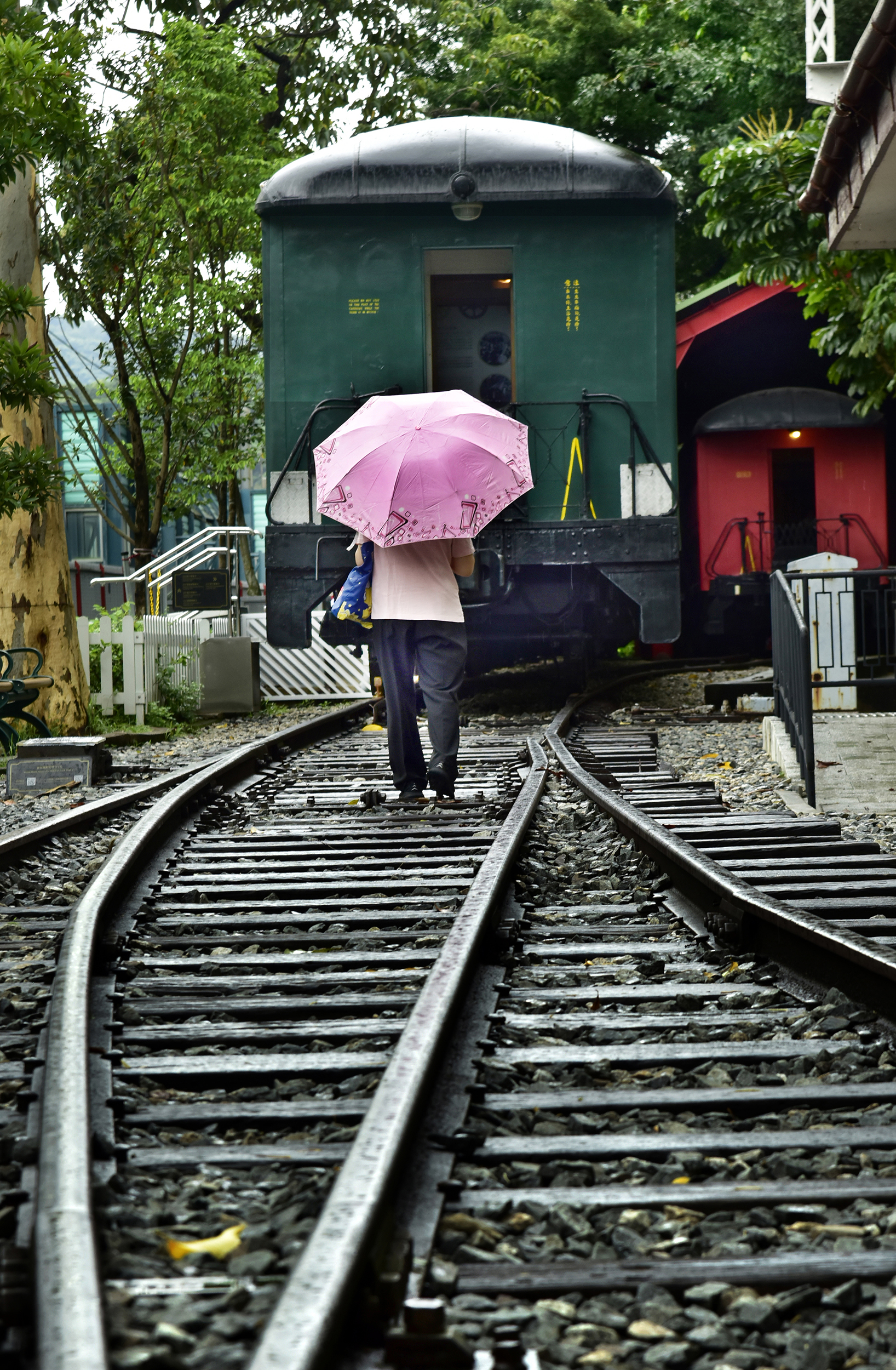 3 微雨中慢步於枕木路軌上.JPG