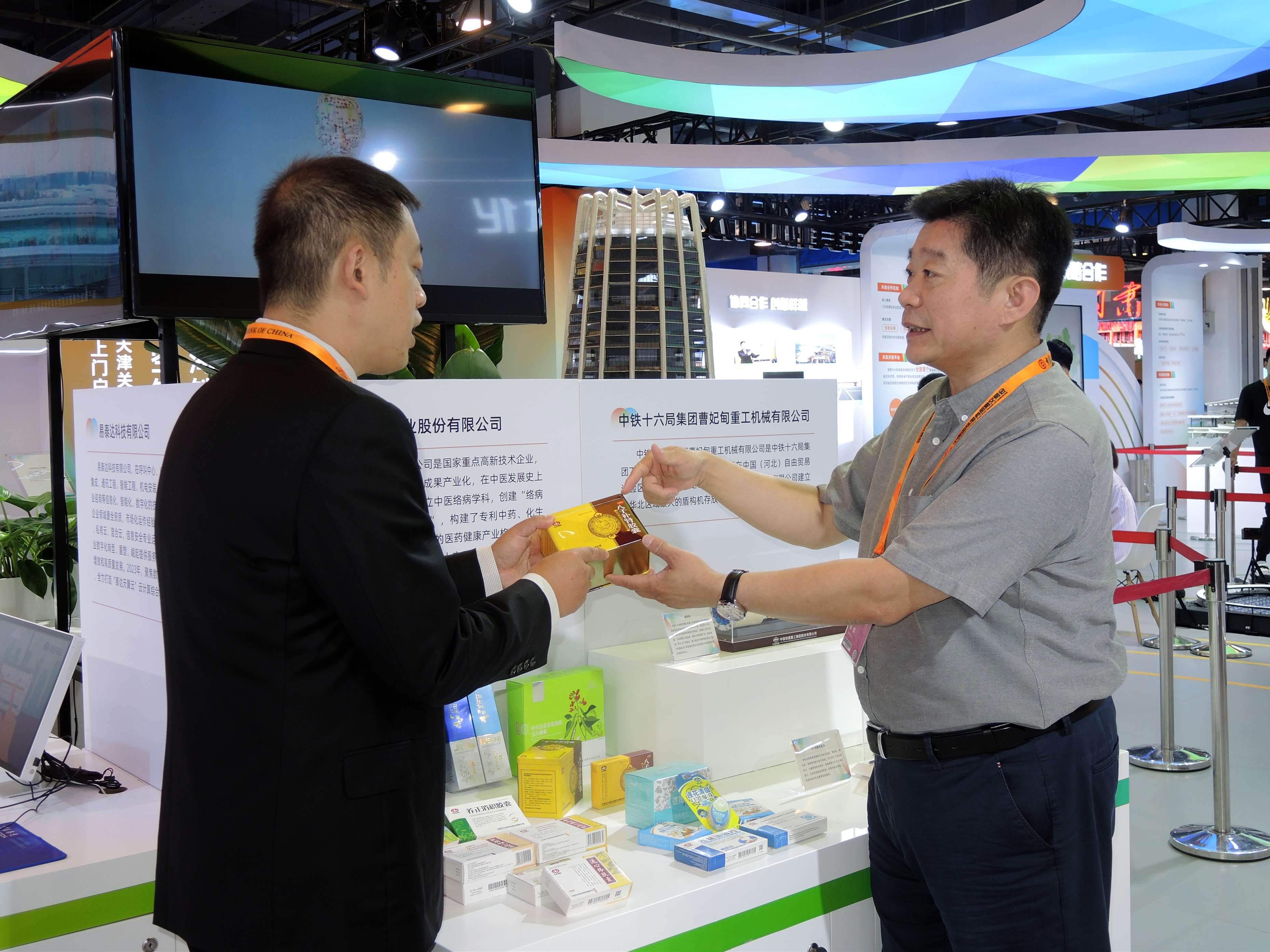 圖片2:以嶺藥業(yè)國(guó)際貿(mào)易中心市場(chǎng)總監(jiān)尹新渝給記者介紹創(chuàng)新中藥.jpg
