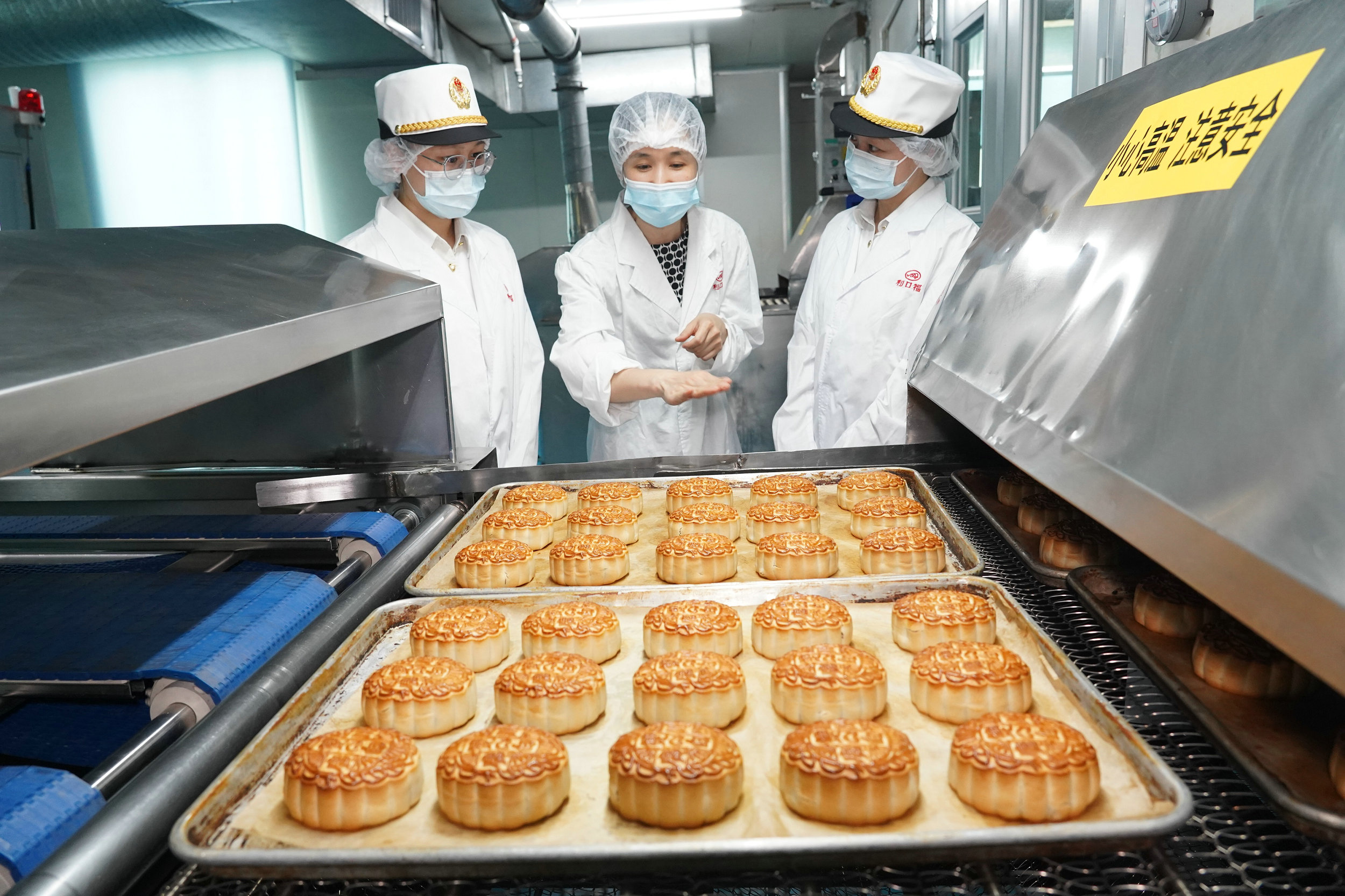 圖為：廣州海關(guān)所屬番禺海關(guān)關(guān)員到月餅生產(chǎn)企業(yè)調(diào)研新口味產(chǎn)品生產(chǎn)工藝流程，了解企業(yè)近期出口計(jì)劃。2（董建華 攝）.jpg