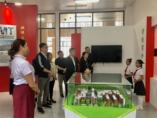 圖1：廣西政協(xié)港澳委員一行參觀南寧市明天學(xué)校校史館.jpg