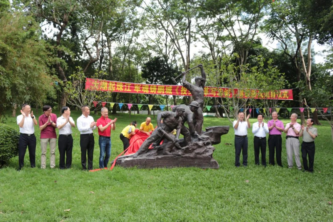 出席活動(dòng)嘉賓共同為雕像揭幕。深圳特區(qū)報(bào)記者 趙萌 攝.jpg