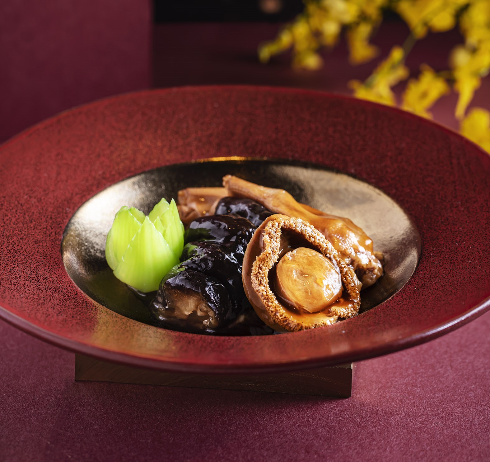 原隻八頭湯鮑魚 伴 滋補海參 扣 鮑汁鵝掌.jpg