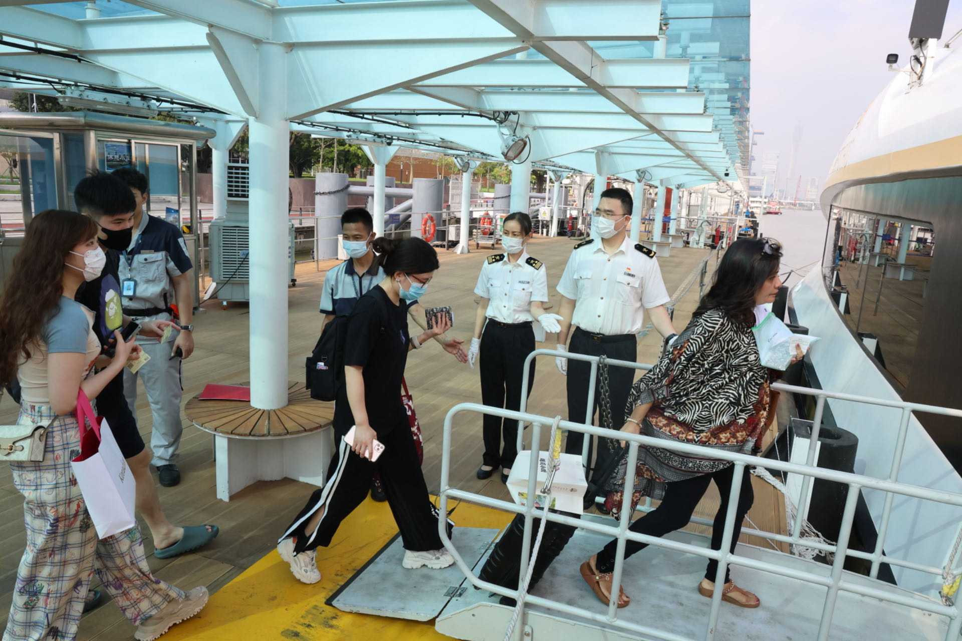 2：廣州海關(guān)所屬廣州會展中心海關(guān)關(guān)員對琶洲港澳客運口岸入境旅客進行監(jiān)管。.jpg
