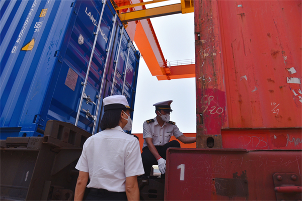 3、增城海關(guān)關(guān)員對中歐班列貨物進(jìn)行現(xiàn)場監(jiān)管 濮宣攝.jpg