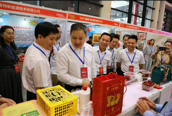 圖二:領(lǐng)導(dǎo)巡展 (主辦方供圖).jpg